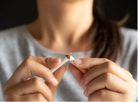 Mujer rompiendo tabaco Mujer rompiendo tabaco