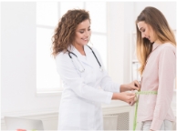 Doctora midiendo a paciente Doctora midiendo a paciente