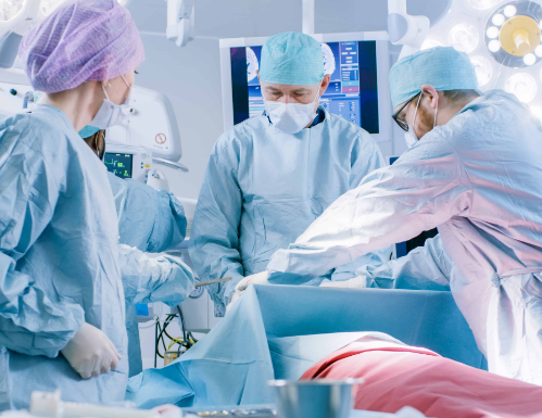 Cirugía por tumor cerebral Grupo de cirujanos realizando una operación en quirófano
