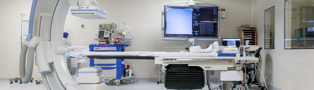 Sala con equipamiento médico para el área de cardiología.