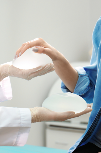 implante-de-senos Medico y paciente revisando los implantes de senos