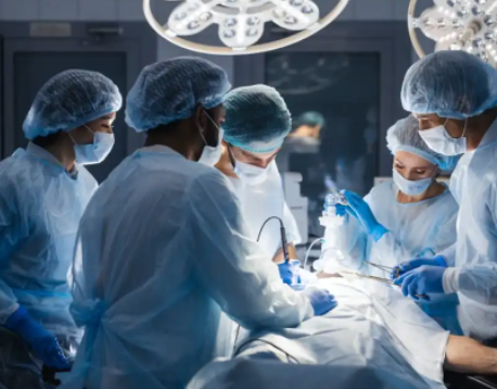¿Cuándo se requiere una cirugía oncológica? medicos en cirugia colaborando