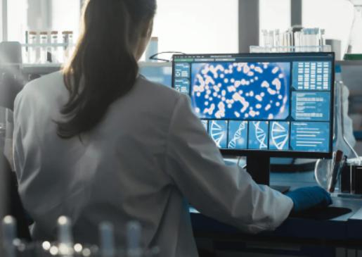 Especialista analizando muestras de ADN utilizando técnicas de biología molecular