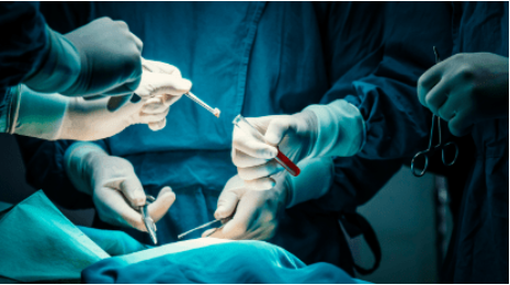 Especialistas realizando una cirugía y tomando muestras de tejidos del paciente