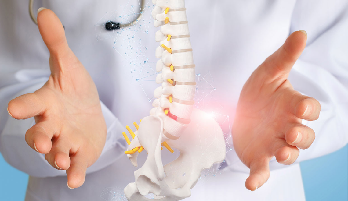 Cirugía de hernia de disco Manos de medico e ilustración de columna vertebral