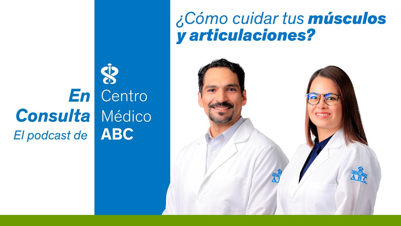 Especialistas en ortopedia del Centro Médico ABC en cabina de podcast analizando la higiene postural y salud articular.