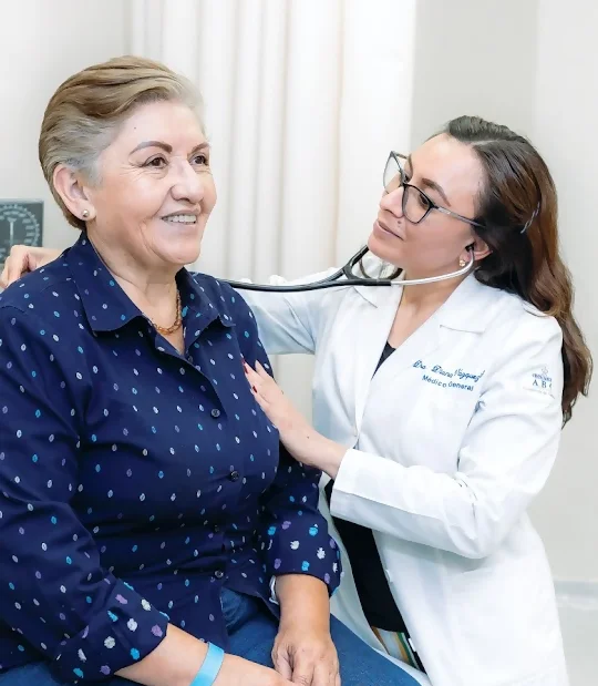 Una mujer mayor está en asesoría de nutrición mientras la doctora toma sus signos vitales. Una mujer mayor está en asesoría de nutrición mientras la doctora toma sus signos vitales.