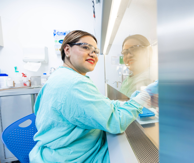 Profesional de laboratorio del Centro Médico ABC trabajando en cabina de bioseguridad como parte del proceso de aplicación de medicina de precisión.