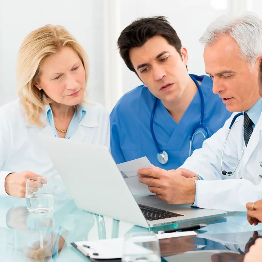 Tumor Board del Centro Médico ABC, equipo multidisciplinario de especialistas revisando estudios médicos y plan de tratamiento para un caso de cáncer.