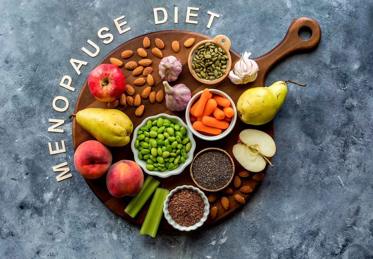 Foto de alimentos que permiten lograr el cómo bajar de peso en la menopausia, con comida saludable.